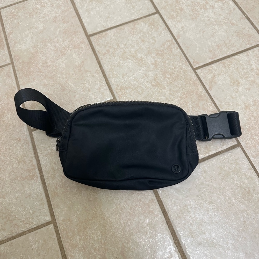 Lululemon everywhere belt bag